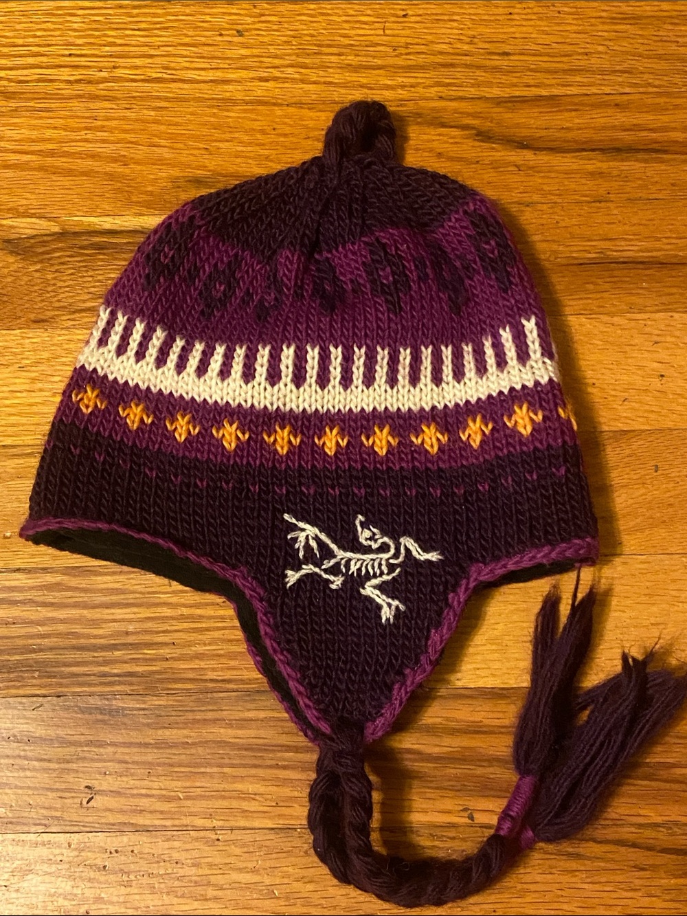 Arc’teryx Vintage Contrail Toque Like New Purple with accent design 100% Wool